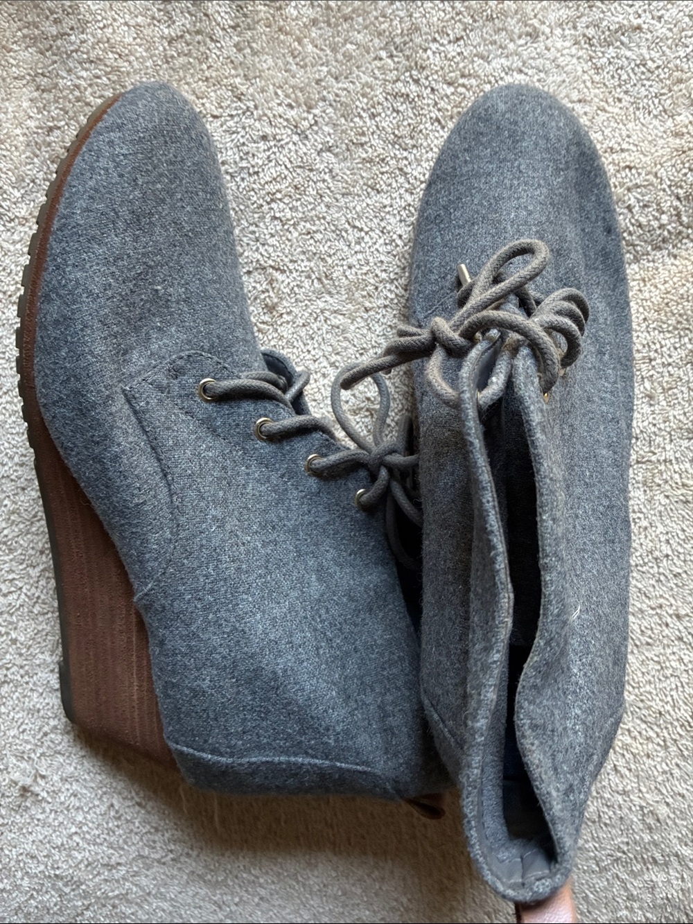 Dr. Scholl's 10 Gray Lace-Up Wedge Ankle Booties